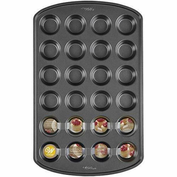 Molde Antiadherente 24 Mini Muffin Cupcake Wilton 2105-3019