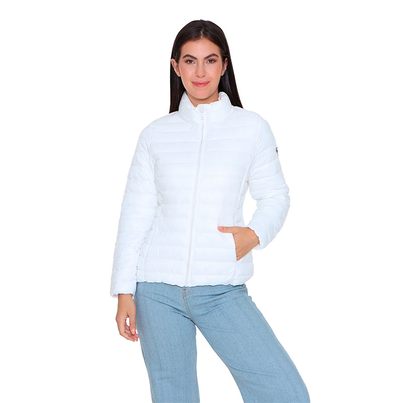 Chamarra Alysh  Elevation, con ajuste entallado.