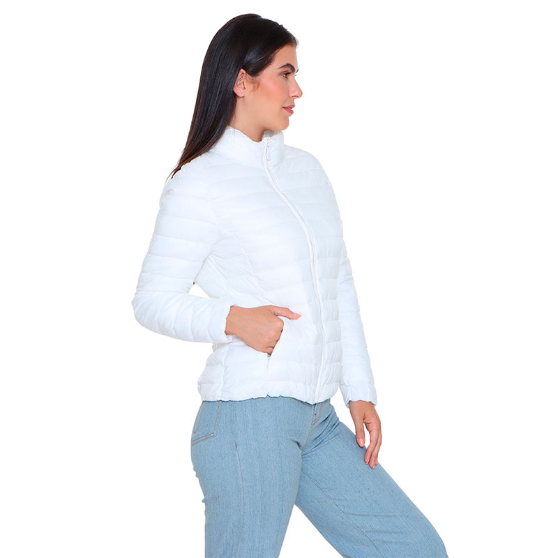 Chamarra Alysh  Elevation, con ajuste entallado.