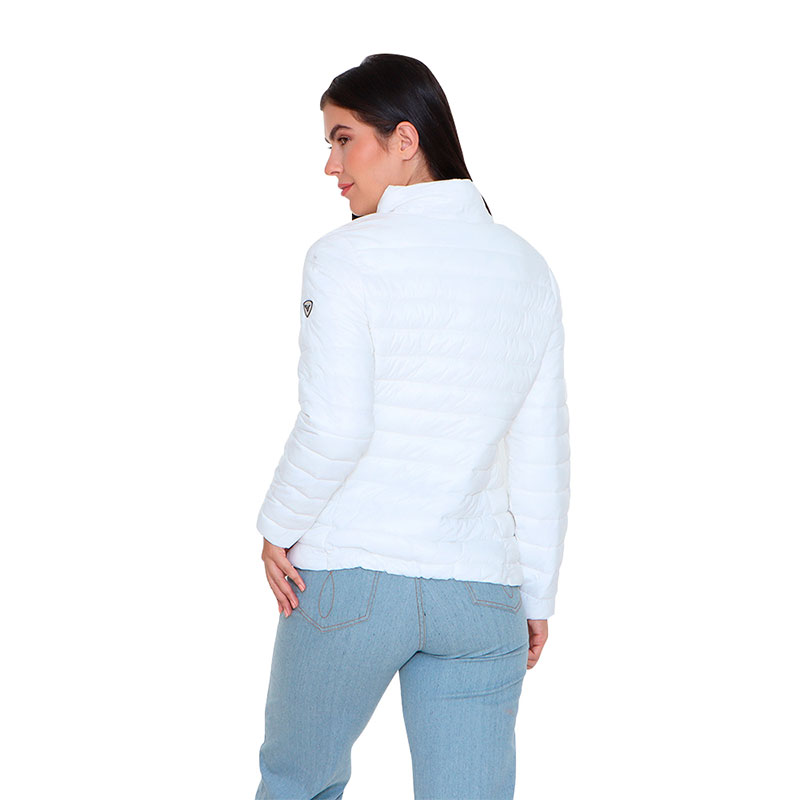 Chamarra Alysh  Elevation, con ajuste entallado.