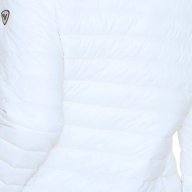 Chamarra Alysh  Elevation, con ajuste entallado.