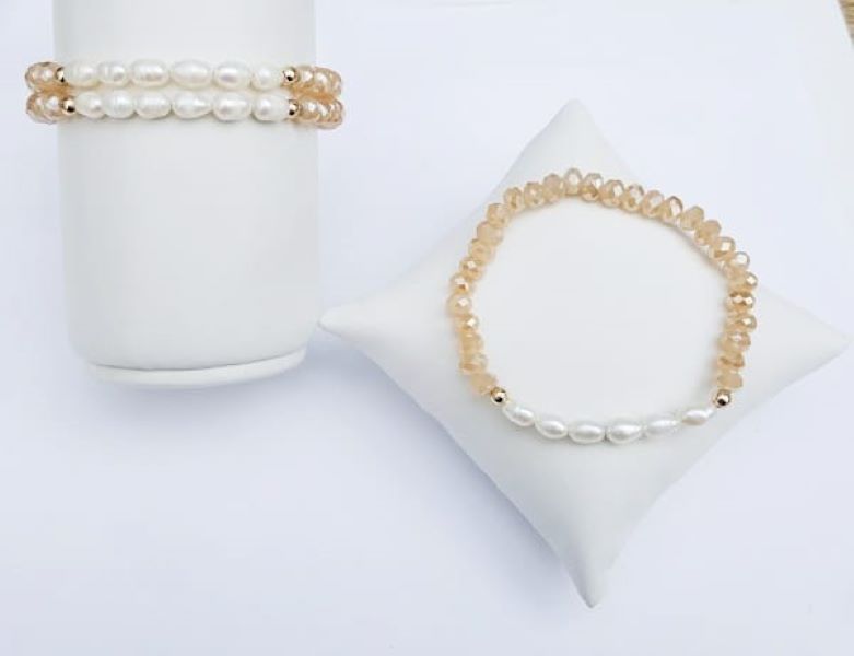 PULSERA TRIPLE PERLA COLOR BEIGE