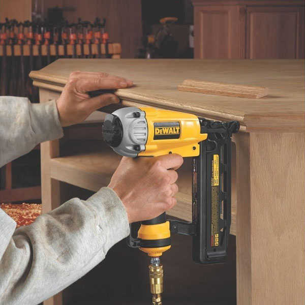 Clavadora 16 Hasta 2 1/2 Pulgadas Dewalt D51257k 