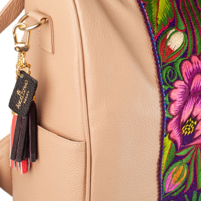 Mochila de Piel Vacuna Bordado Artesanal para Dama Maria Maquillaje