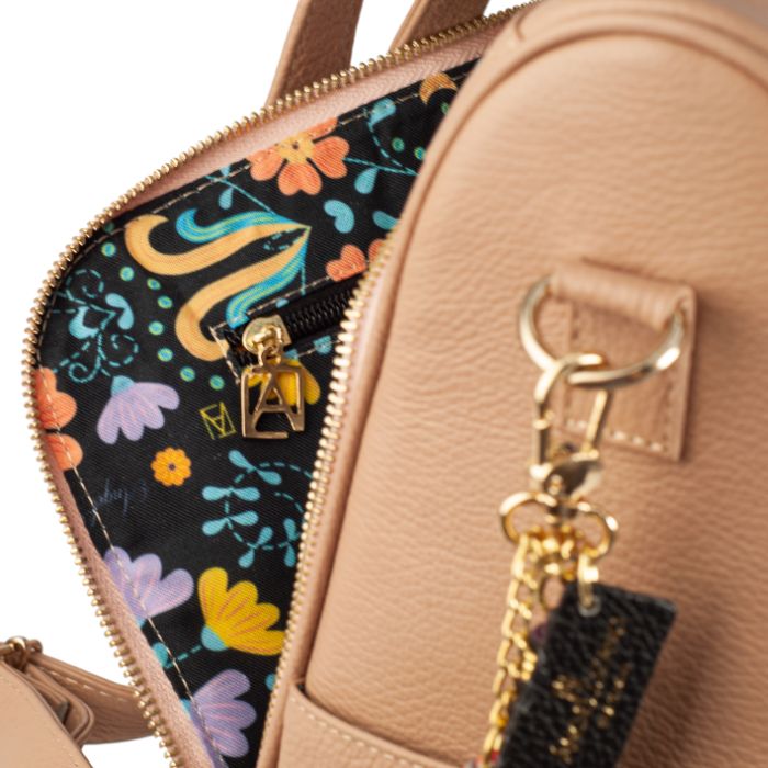 Mochila de Piel Vacuna Bordado Artesanal para Dama Maria Maquillaje