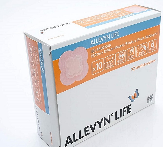 ALLEVYN LIFE (mediano). Apósito hidrocelular en forma cuatrilobular para heridas altamente exudativas con adhesivo de silicón. 12.9x12.9 cm. Caja con 10 apositos