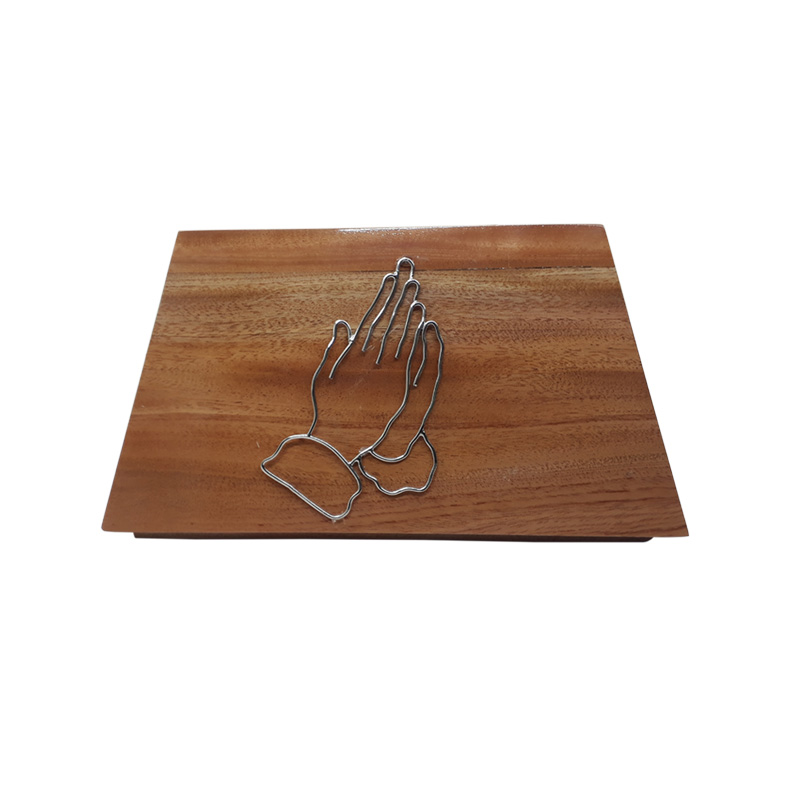 Urna Funeraria Para Cenizas Hecha con Madera de Caoba 100% Maciza Adornada con Manos Oración Niqueladas Acabado Espejo Brillante