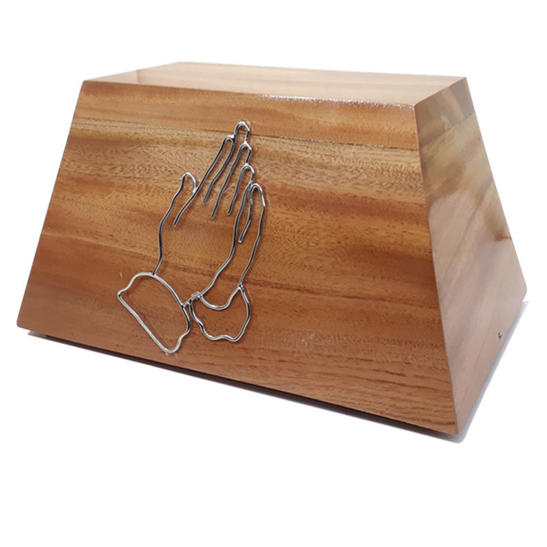 Urna Funeraria Para Cenizas Hecha con Madera de Caoba 100% Maciza Adornada con Manos Oración Niqueladas Acabado Espejo Brillante