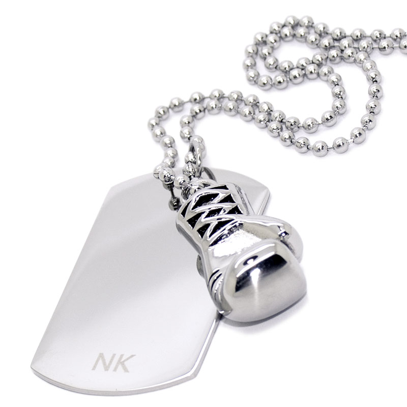 Dije de guante de box con placa lisa en acero inoxidable. 