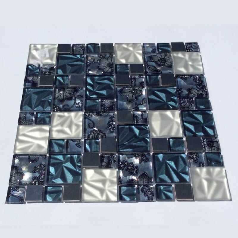 Malla o Mosaico Decorativo de vidrio y acero inoxidable LIR, medida 30 x 30 cms. (base por altura). Diseño en tonos azul, gris y plata con detalles tipo textil y relieve. Caja de 5 piezas.
