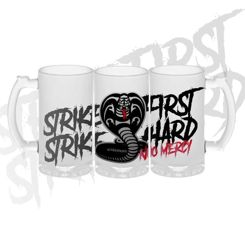 Cobra Kai Tarro Cerveza 625 ml, diseño STRIKE FIRST STRIKE HARD NO MERCY