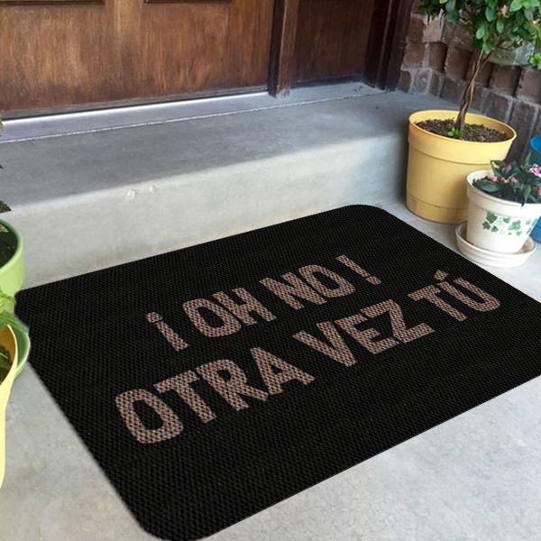 TAPETE DECORATIVO ELITEMAT DISEÑO OH NO OTRA VEZ TÚ BLACK DE 0.70 X 0.50 MTS