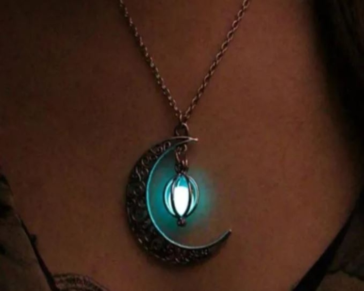 Collar Media Luna Brilla Oscuridad Luminiscente Metalico