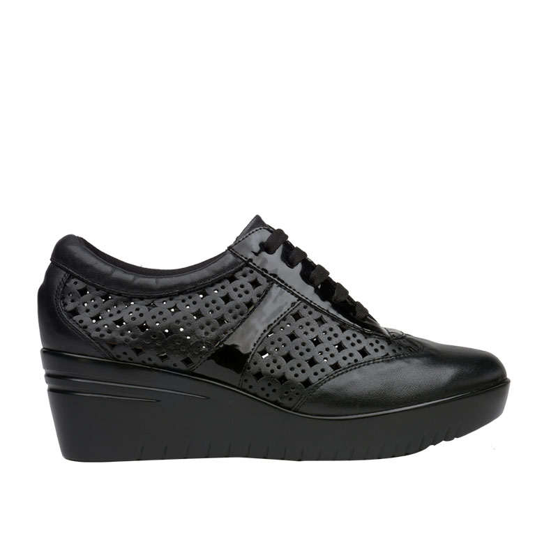Tenis de cuña para mujer en parte superior de piel de becerro negra y plantilla de piel de cerdo.