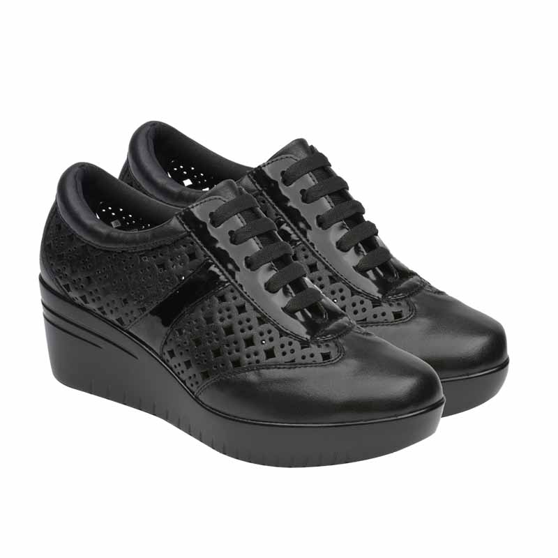 Tenis de cuña para mujer en parte superior de piel de becerro negra y plantilla de piel de cerdo.
