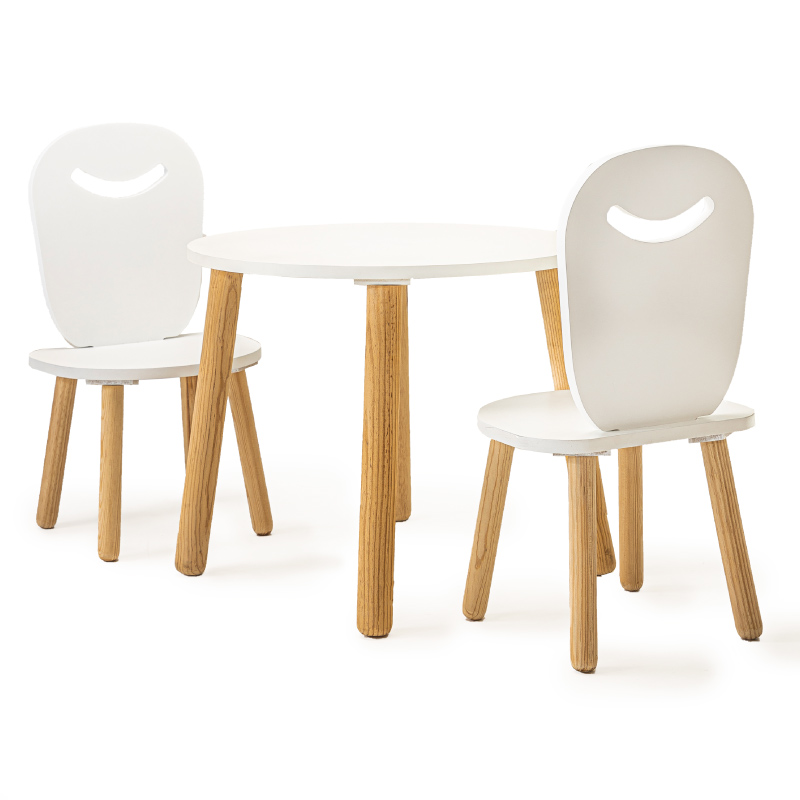 Mesa y dos sillas de madera en blanco minimalista para niños