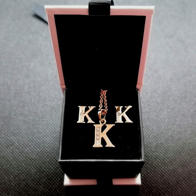 Juego Aretes, Cadena y Dije Letra K Baño de Oro Rosa INCLUYE Caja Para Regalo Farcelli Jewelry