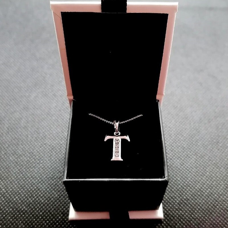 Dije Letra T Baño de Rodio INCLUYE Cadena y Caja Para Regalo Farcelli Jewelry