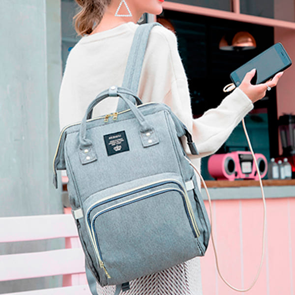 Mochila Pañalera con Puerto para Carga USB Color Salmon