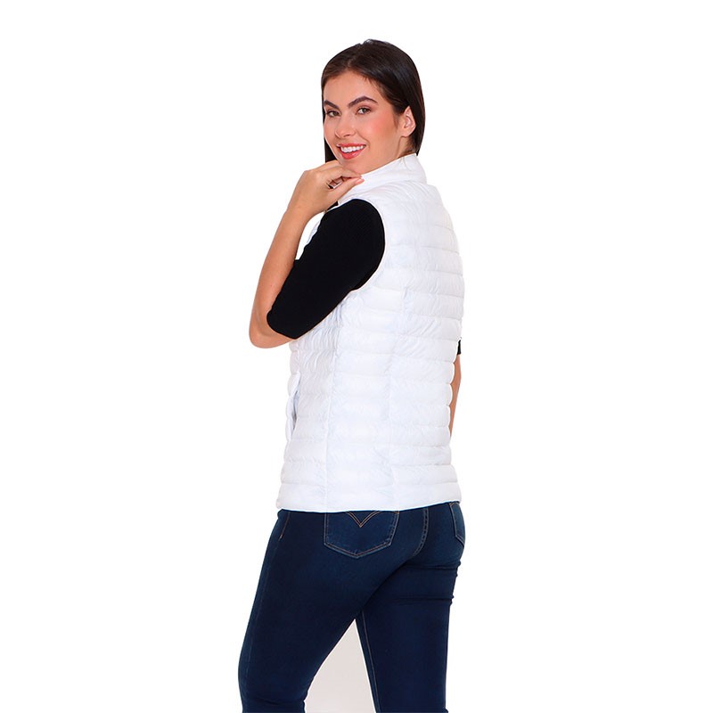 RADIANT de Alysh  es un chaleco con ajuste entallado ligero, empacable y water resistant.