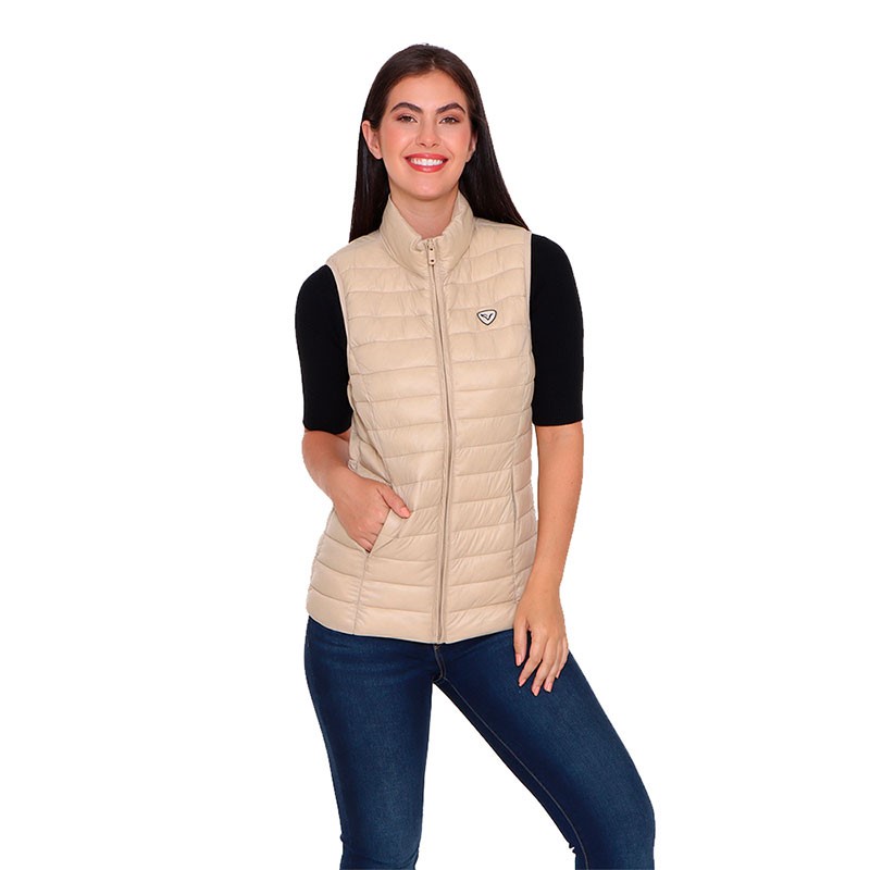 RADIANT de Alysh  es un chaleco con ajuste entallado ligero, empacable y water resistant.