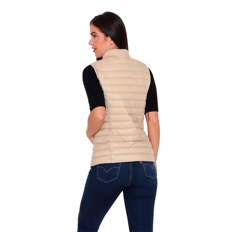 RADIANT de Alysh  es un chaleco con ajuste entallado ligero, empacable y water resistant.