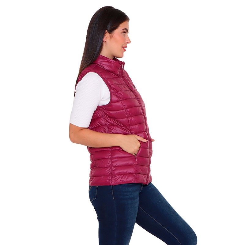 RADIANT de Alysh  es un chaleco con ajuste entallado ligero, empacable y water resistant.