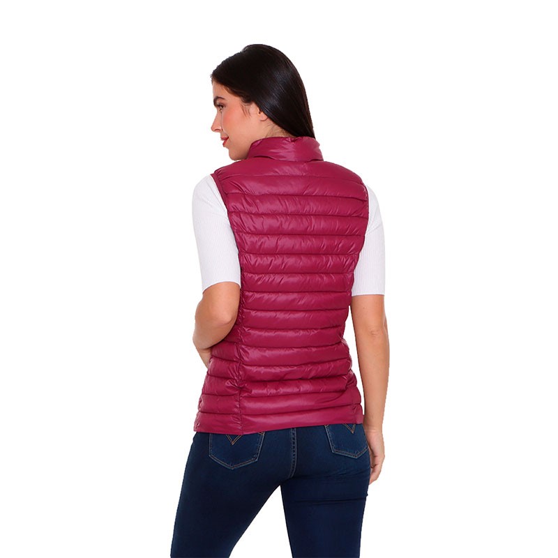 RADIANT de Alysh  es un chaleco con ajuste entallado ligero, empacable y water resistant.