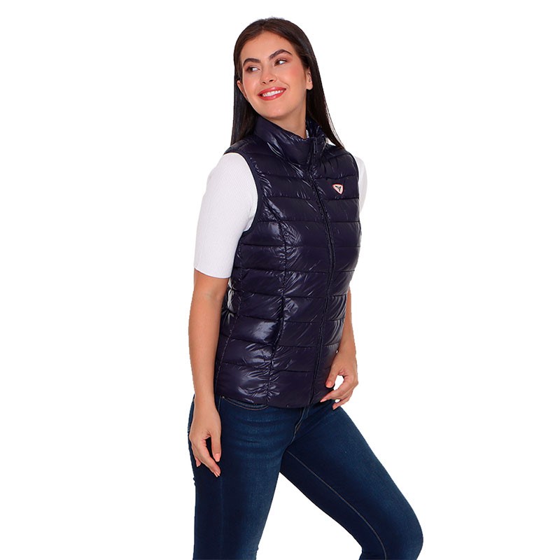 RADIANT de Alysh  es un chaleco con ajuste entallado ligero, empacable y water resistant.