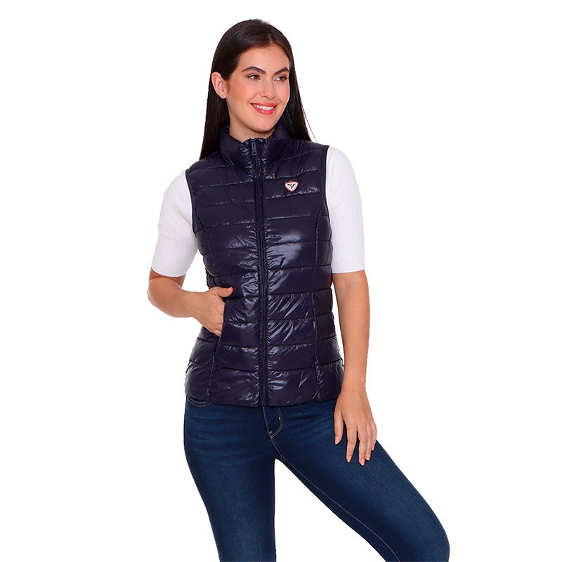 RADIANT de Alysh  es un chaleco con ajuste entallado ligero, empacable y water resistant.