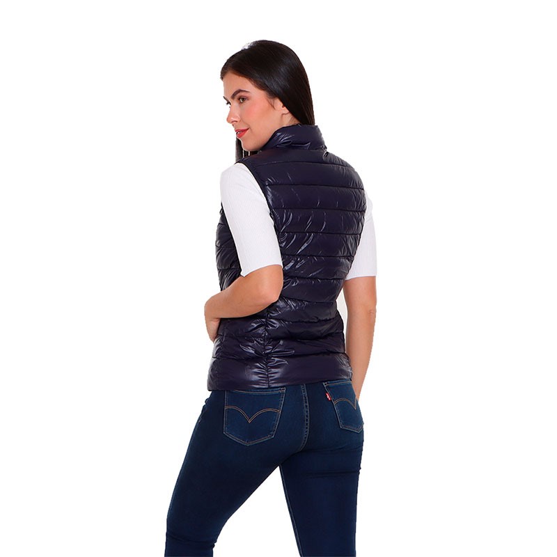 RADIANT de Alysh  es un chaleco con ajuste entallado ligero, empacable y water resistant.