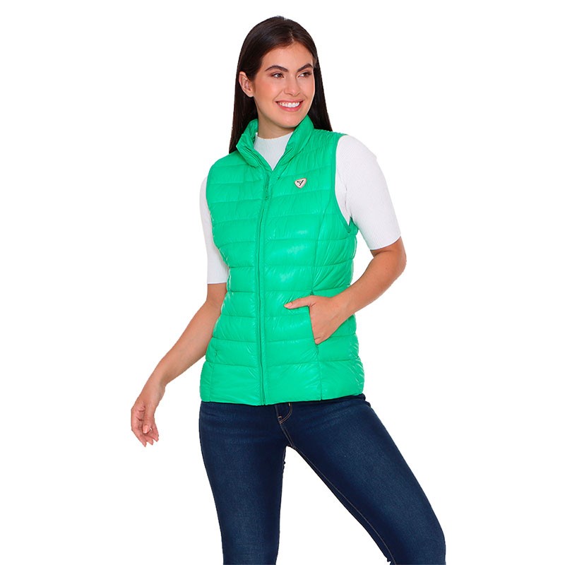 RADIANT de Alysh  es un chaleco con ajuste entallado ligero, empacable y water resistant.