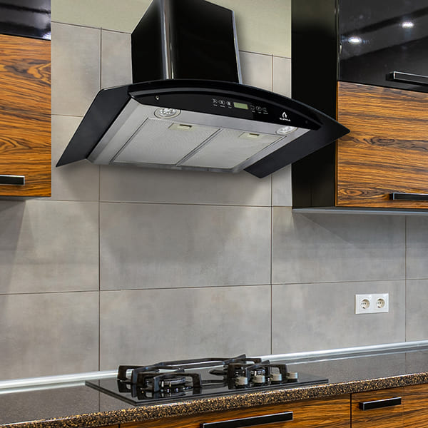 Campana extractora de pared 90cm SUPRA SKYFALL  con cristal curvo en color negro y control remoto