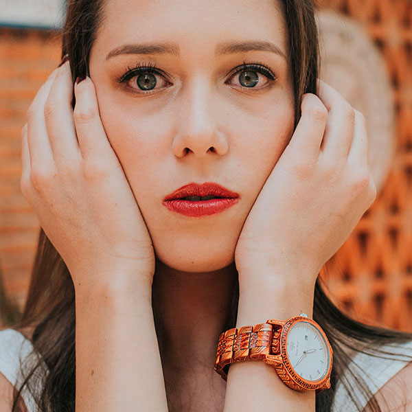 Reloj Alebrije by Tonas Wood Unisex Color Rojo Lava