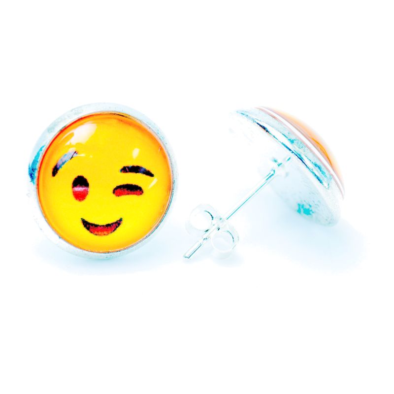 Joya Aretes Broquel Emoji Carita Sonrie Un Ojo Cerrado Acero