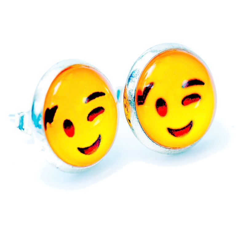 Joya Aretes Broquel Emoji Carita Sonrie Un Ojo Cerrado Acero