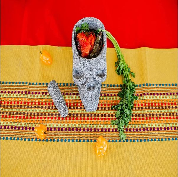 Molcajete Cuaomi - Molcajete Moderno de piedra volcánica en forma de cráneo calavera, el molcajete incluye el tejolote y es elaborado con proceso artesanal, molcajete artesanal, salsero