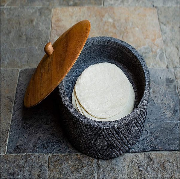 Tortillero Ketsali - con piedra volcánica y tapa de madera el toque elegante perfecto, 21 cm de diámetro por 8 de Alto. Artesanías Mexicana de Piedra de Molcajete, excelente regalo para el día del Padre