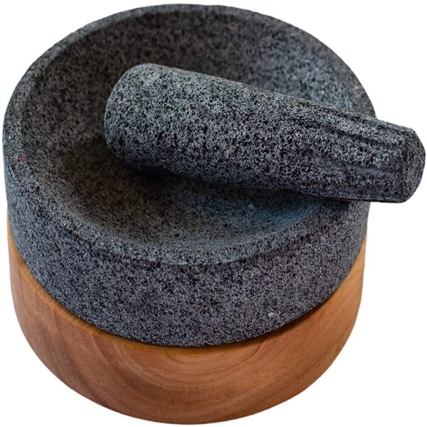 Tlatoani Molcajete de Piedra Volcánica con Base de Madera Parota y Tejolote"El Gobernarte", Hecho Orgullosamente por Manos Mexicanas (20 CM)