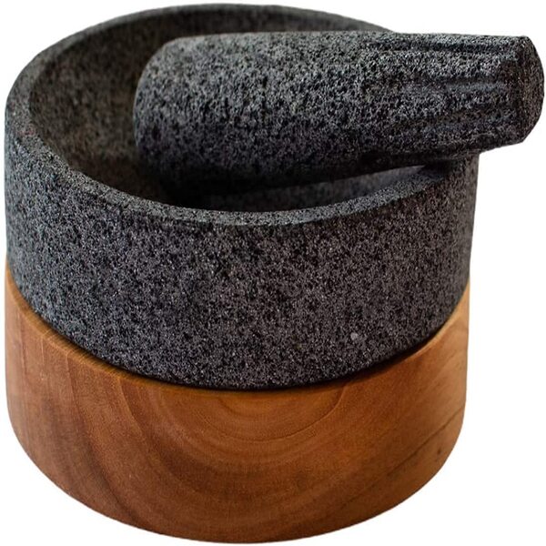 Tlatoani Molcajete de Piedra Volcánica con Base de Madera Parota y Tejolote"El Gobernarte", Hecho Orgullosamente por Manos Mexicanas (20 CM)