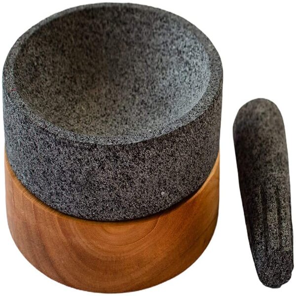 Tlatoani Molcajete de Piedra Volcánica con Base de Madera Parota y Tejolote"El Gobernarte", Hecho Orgullosamente por Manos Mexicanas (20 CM)