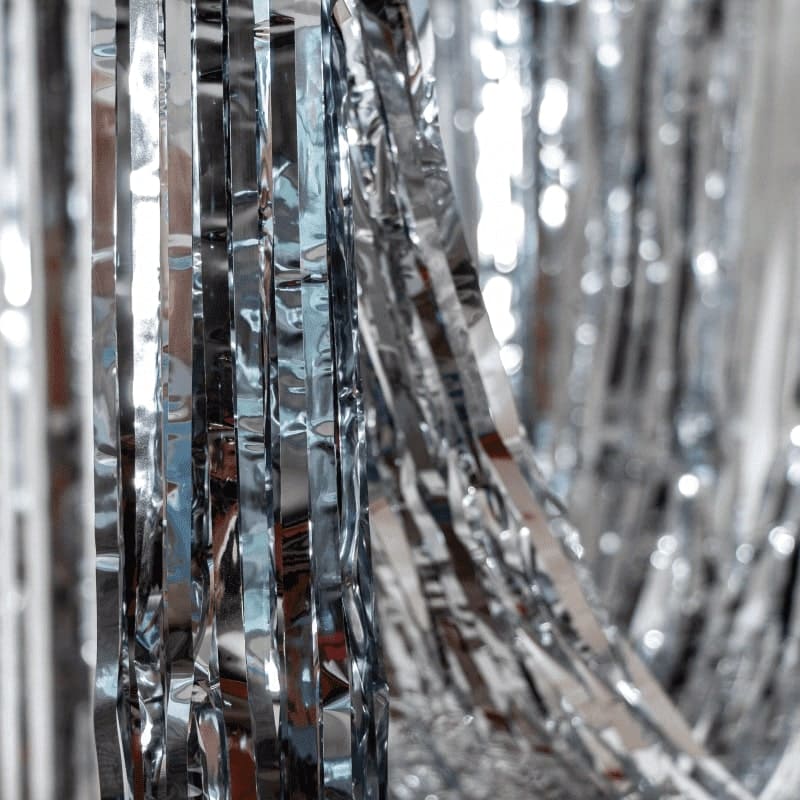 Kit feliz cumpleaños cortinas metálicas, banner y adorno para pastel (Plateado)