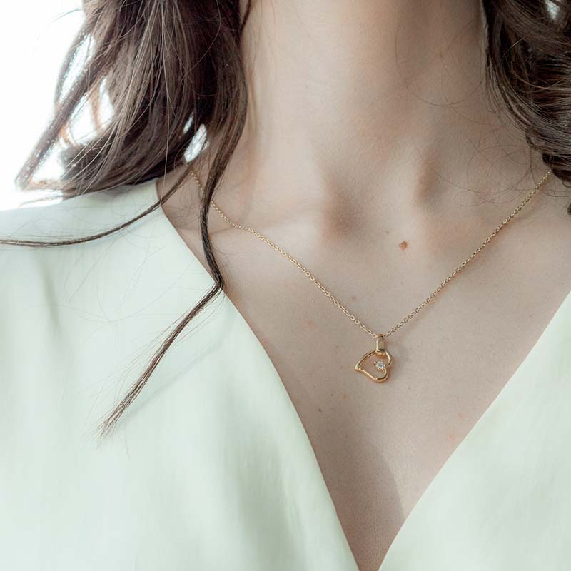 Collar para Mujer con Cristal Fino Europeo en forma de Corazón Chueco- Bañado en Oro 14k- Collar Elegante y Brillante-Collares de Mujer de Moda- Joyería para Mujer de Moda- Regalo especial