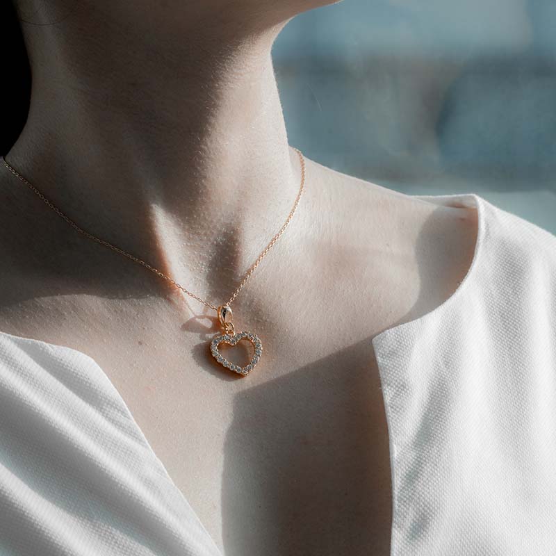 Collar para Mujer con Cristal Fino Europeo en forma de Corazón Hueco- Bañado en Oro 14k- Collar Elegante y Brillante-Collares de Mujer de Moda- Joyería para Mujer de Moda- Regalo especial