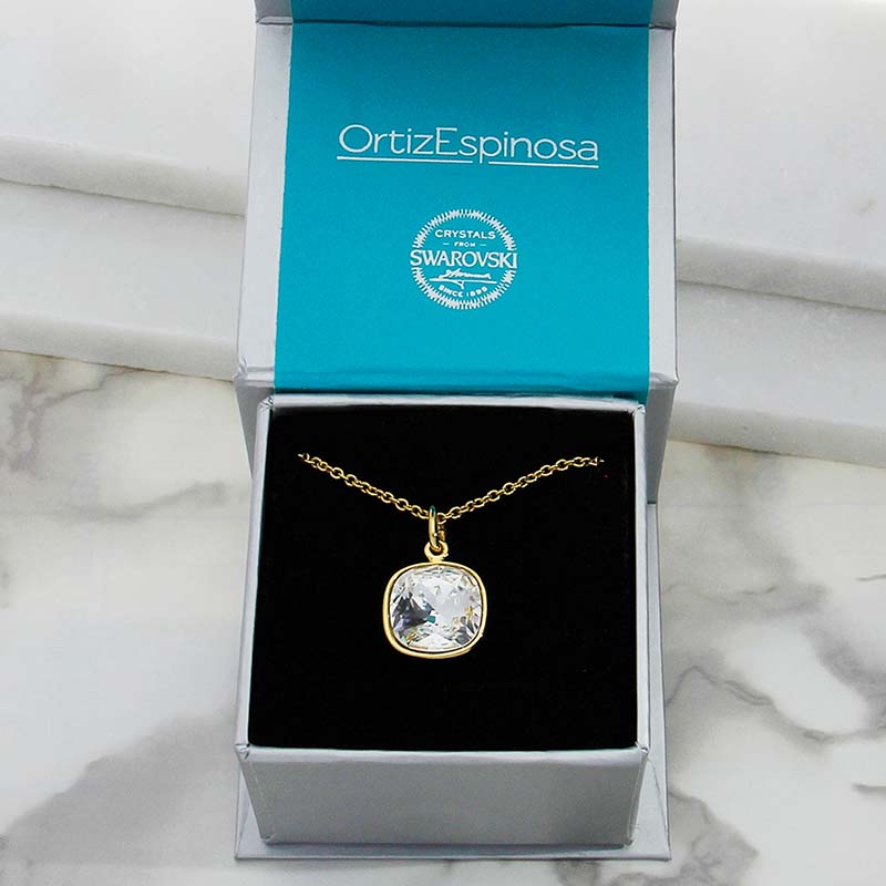 Collar para Mujer con Cristal Fino Europeo en forma de Cuadrado Chico- Bañado en Oro 14k- Collar Elegante y Brillante-Collares de Mujer de Moda- Joyería para Mujer de Moda- Regalo especial