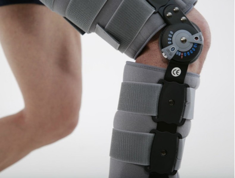 Rodillera Post Operatoria Articulada Rom Mecánica Graduada