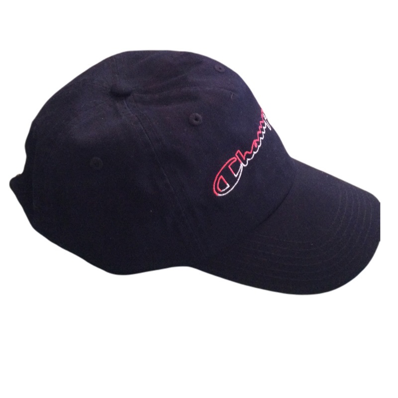 Gorra Con Visera Marca Champion Azul Marino Con Letras Bordadas Rojas Al Frente Caballeros