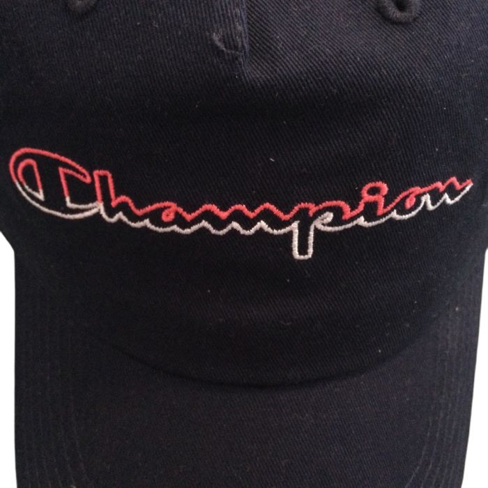 Gorra Con Visera Marca Champion Azul Marino Con Letras Bordadas Rojas Al Frente Caballeros