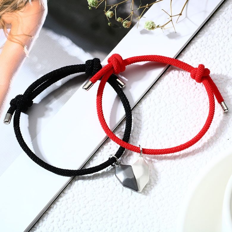 Pulsera Pareja Mitad Corazones Imantados Negro Plata Cordon Rojo Negro