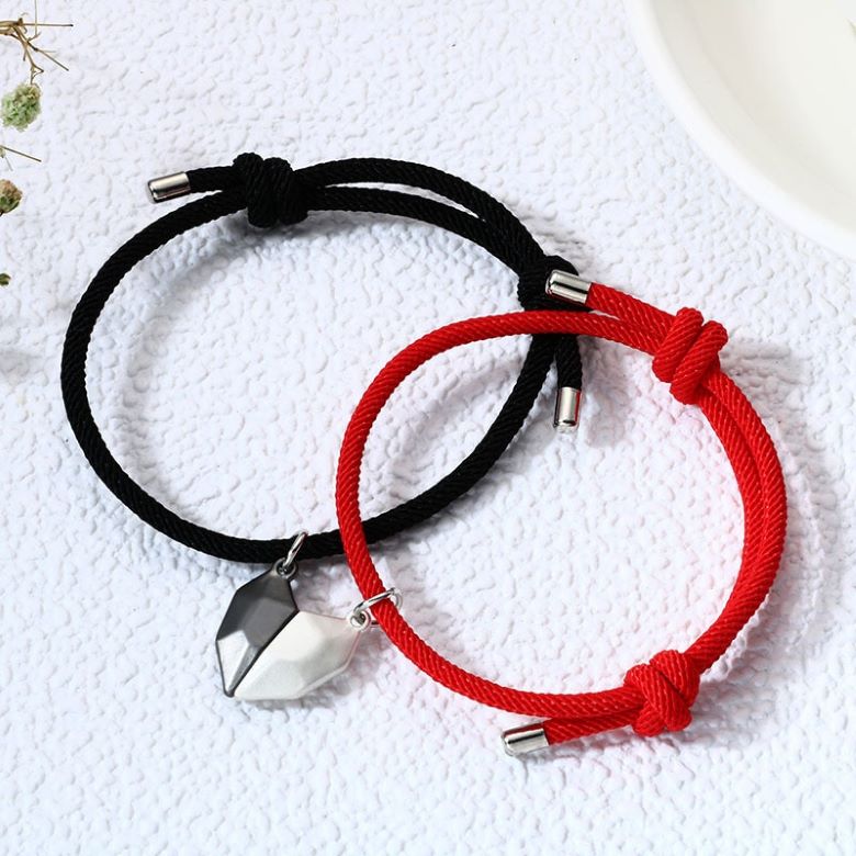 Pulsera Pareja Mitad Corazones Imantados Negro Plata Cordon Rojo Negro